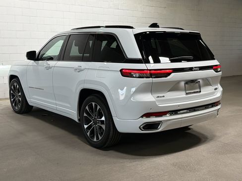 Used 2025 Jeep Grand Cherokee Overland w/ Luxury Tech Group IV AWD/4WD image 3