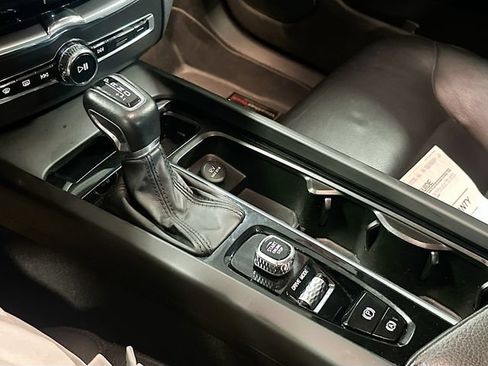 Used 2019 Volvo XC60 T6 Momentum w/ Multimedia Package AWD/4WD image 18