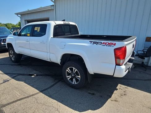 Used 2017 Toyota Tacoma SR5 AWD/4WD image 8