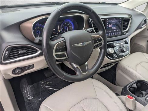 Used 2018 Chrysler Pacifica Touring-L w/ Advanced Safetytec Group FWD image 10