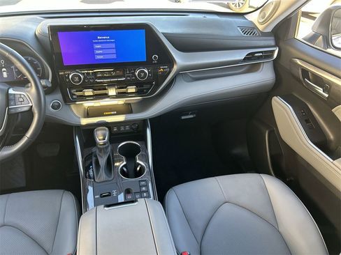 Used 2024 Toyota Highlander Limited image 13