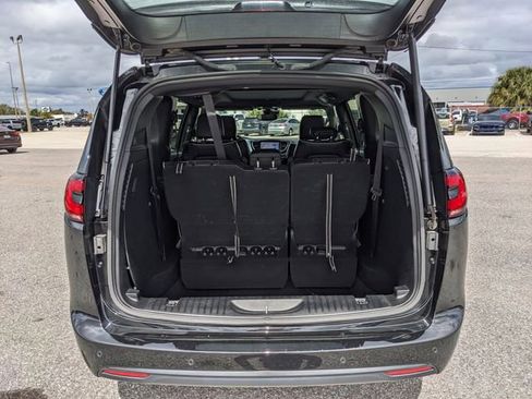 Used 2025 Chrysler Pacifica Limited image 13