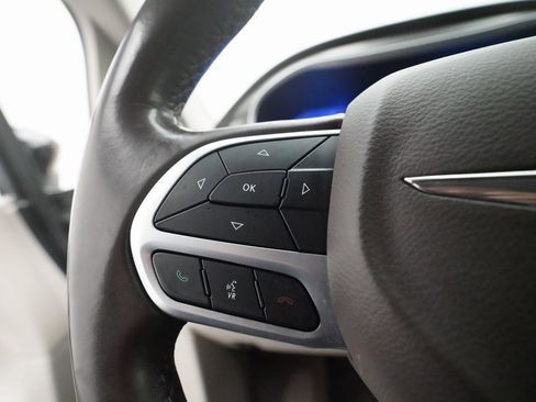 Used 2018 Chrysler Pacifica Touring-L w/ Tire & Wheel Group image 19