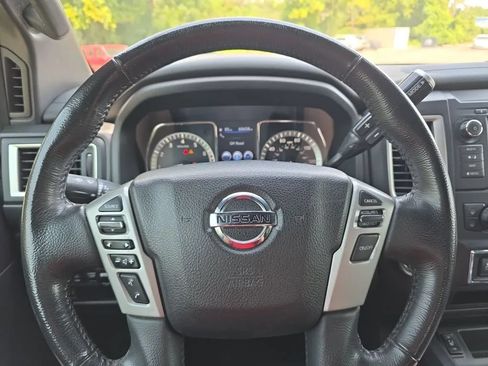 Used 2019 Nissan Titan SV w/ SV Convenience Package RWD image 19