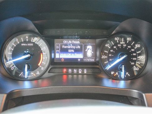 Used 2017 Ford Explorer XLT image 29