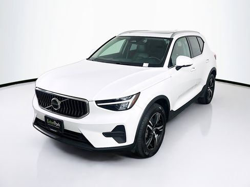 Used 2025 Volvo XC40 B5 Core image 3