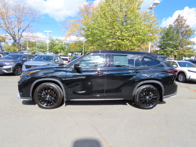 Used 2025 Toyota Highlander XSE AWD/4WD image 3