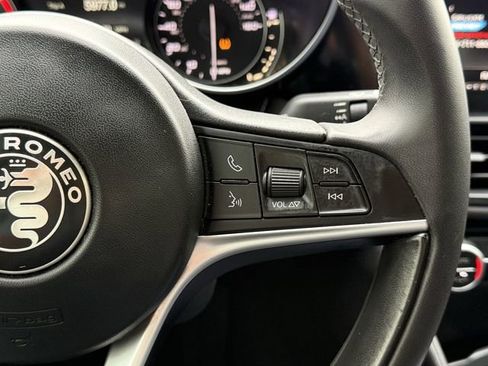 Used 2018 Alfa Romeo Giulia Base image 21