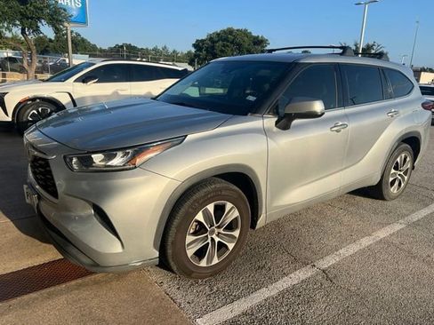 Used 2020 Toyota Highlander L FWD image 2