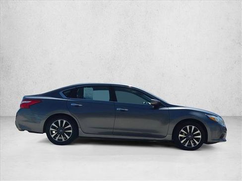 Used 2017 Nissan Altima 2.5 SV FWD image 3