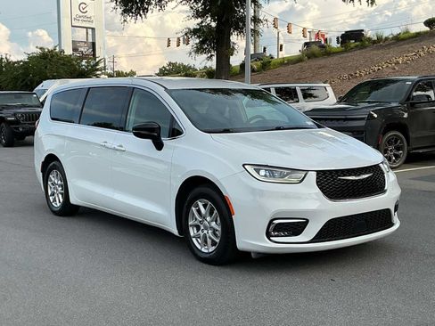 Used 2024 Chrysler Pacifica Touring-L FWD image 7
