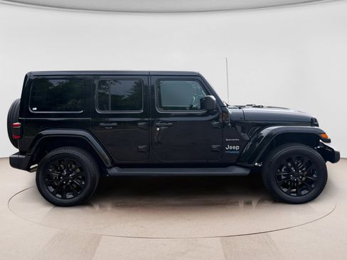 Used 2022 Jeep Wrangler Unlimited Sahara w/ Cold Weather Group AWD/4WD image 6