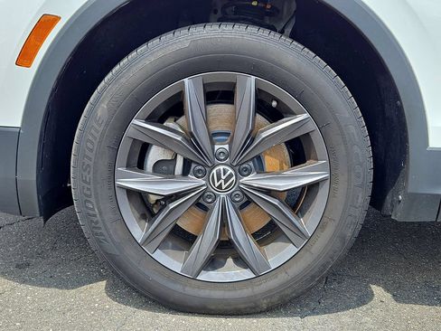 Used 2023 Volkswagen Tiguan SE w/ Panoramic Sunroof Package FWD image 9