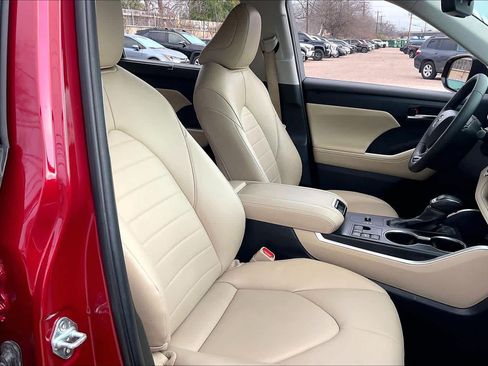 Used 2024 Toyota Highlander XLE image 9