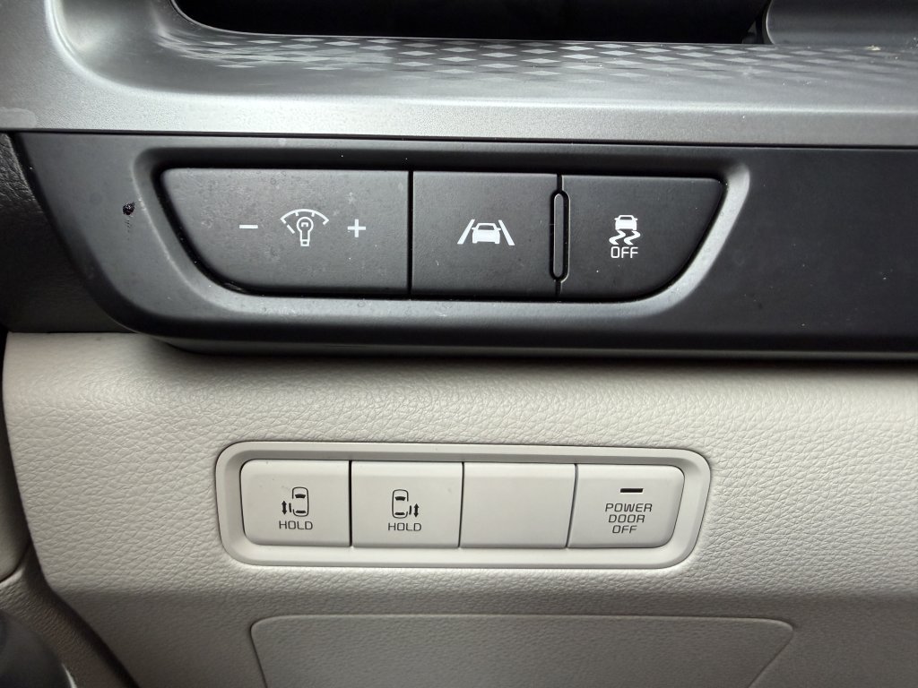 Used 2024 Kia Carnival LX FWD image 30