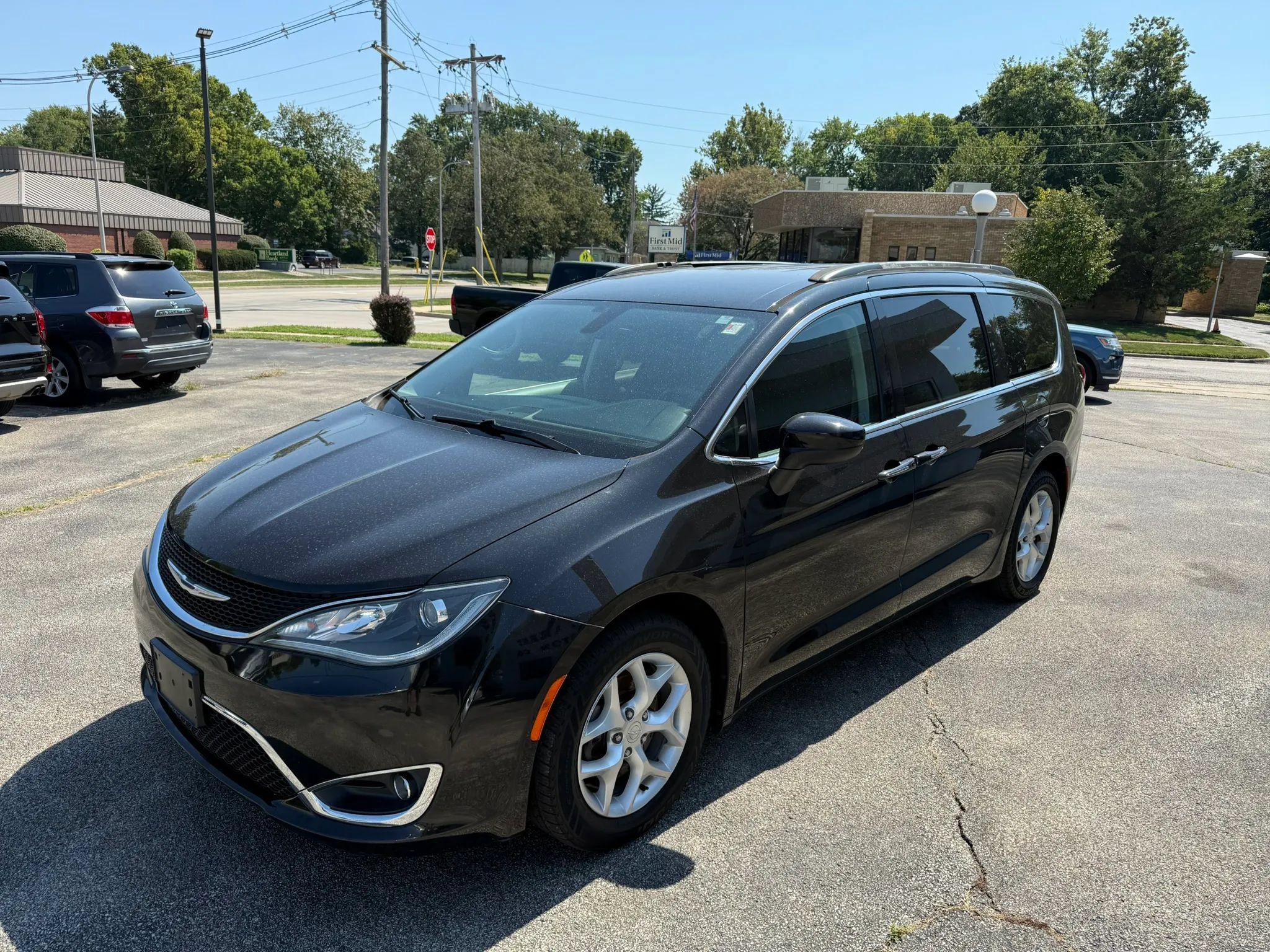Used 2017 Chrysler Pacifica Touring Plus w/ Tire & Wheel Group FWD image 1