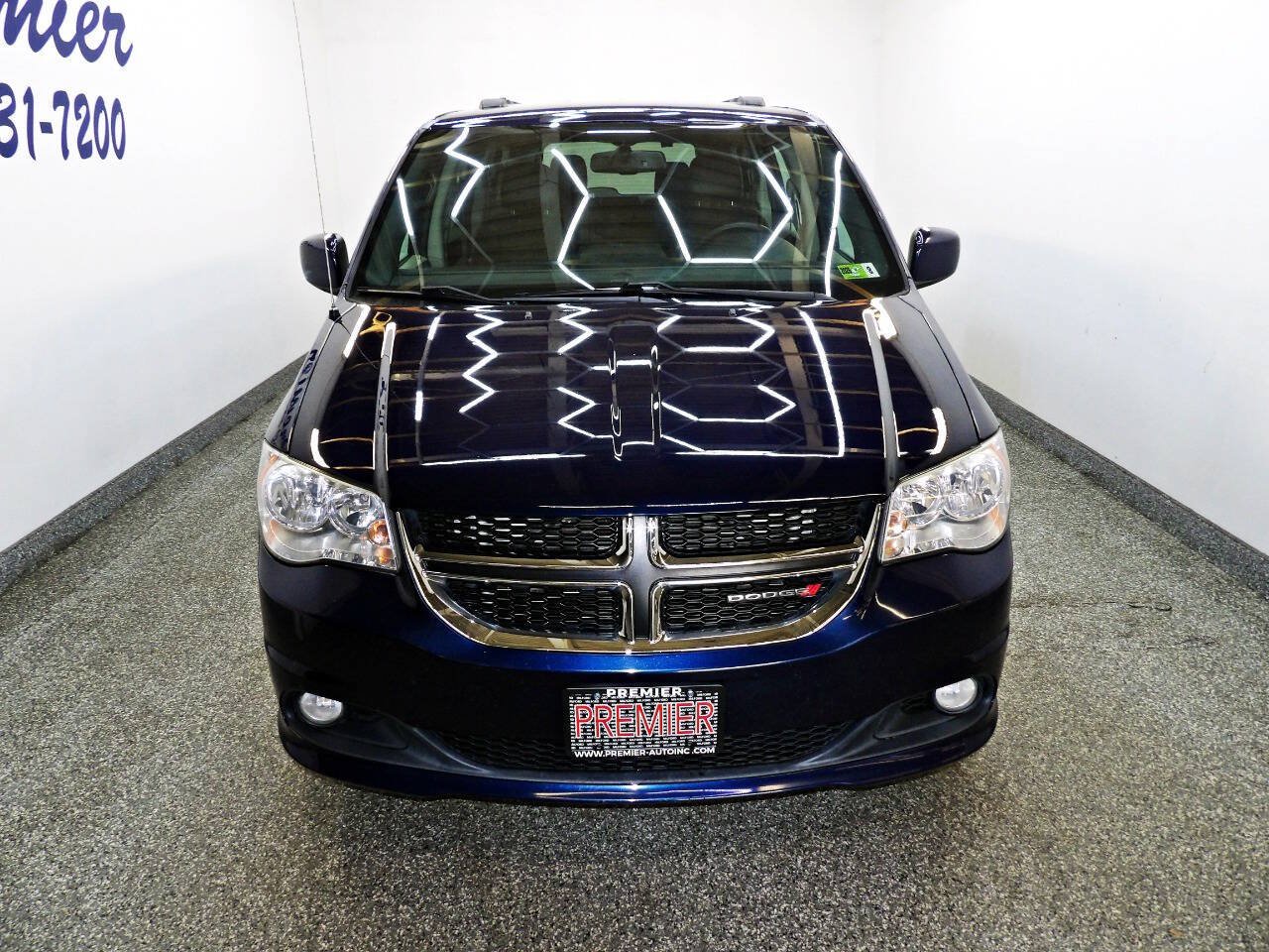 Used 2017 Dodge Grand Caravan SXT FWD image 2