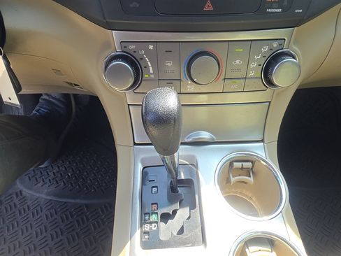 Used 2012 Toyota Highlander FWD w/ Tech Pkg image 11