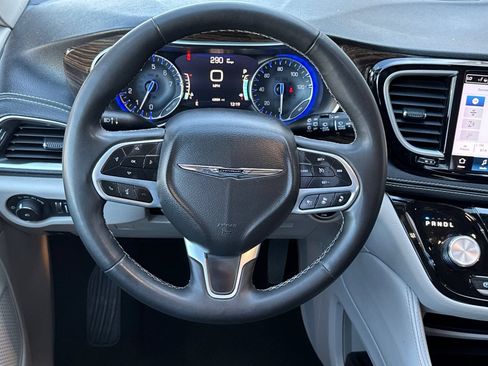 Used 2023 Chrysler Pacifica Limited FWD image 17