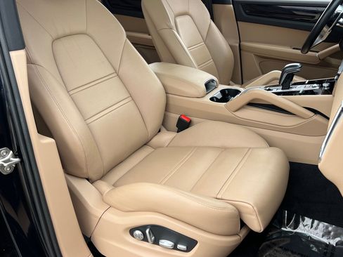 Used 2021 Porsche Cayenne S image 19
