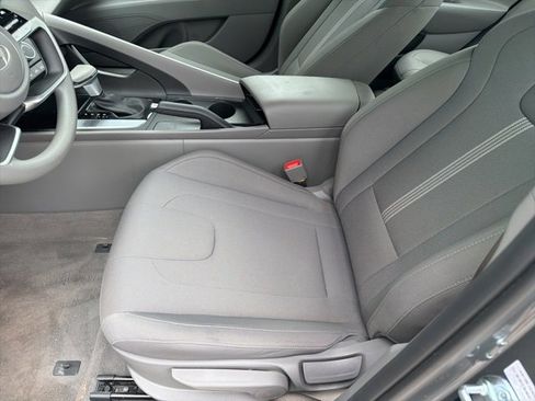 Used 2025 Hyundai Elantra SE image 8