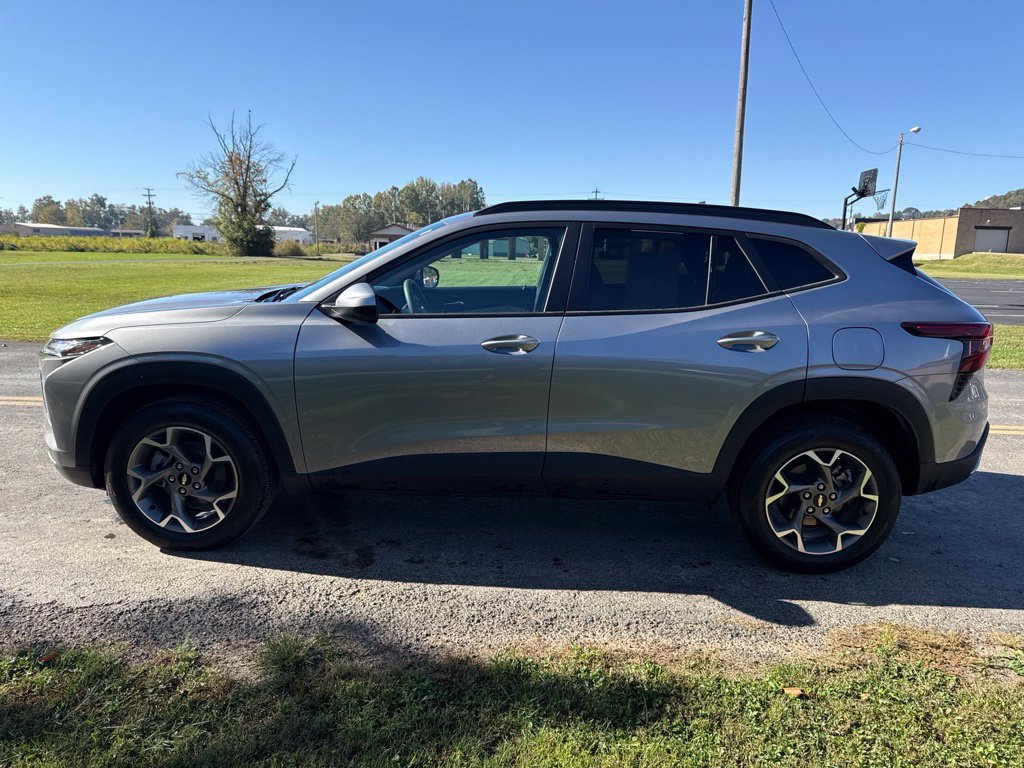 Used 2025 Chevrolet Trax LT FWD image 4