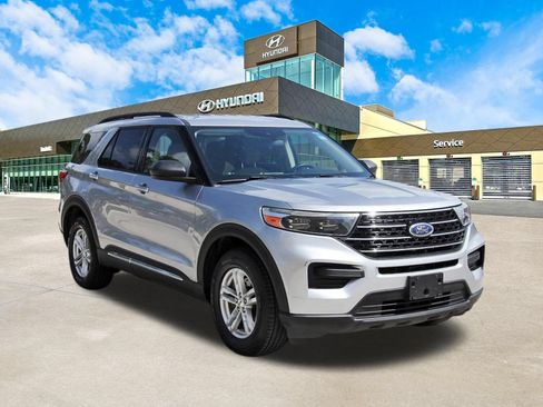 Used 2020 Ford Explorer XLT AWD/4WD image 3