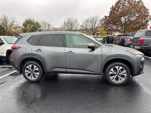 Used 2022 Nissan Rogue SV image 2
