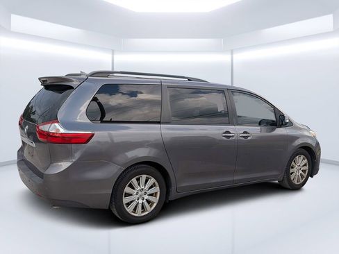 Used 2017 Toyota Sienna Limited FWD image 3