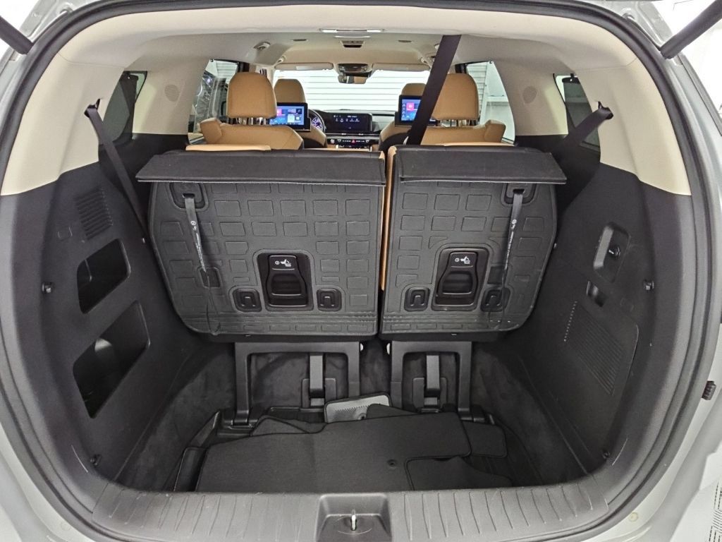 Used 2022 Kia Carnival EX FWD image 35