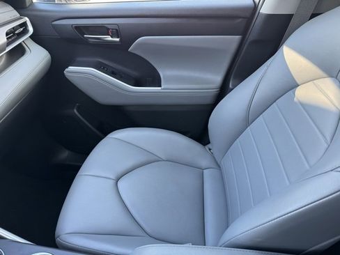 Certified 2022 Toyota Highlander XLE image 28