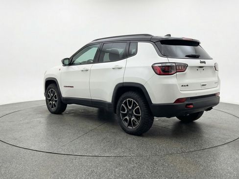Used 2025 Jeep Compass Trailhawk AWD/4WD image 5