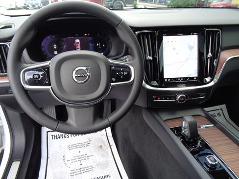 Used 2024 Volvo V60 B5 Cross Country Plus image 11