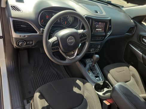 Used 2021 Jeep Cherokee Latitude w/ Mopar Interior Package FWD image 12