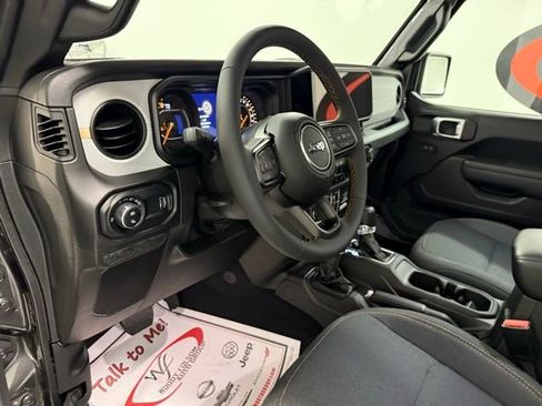 Used 2024 Jeep Gladiator Sport image 12