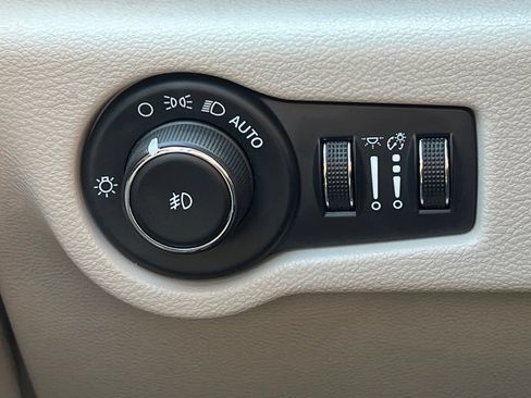 Used 2024 Chrysler Pacifica Limited FWD image 20