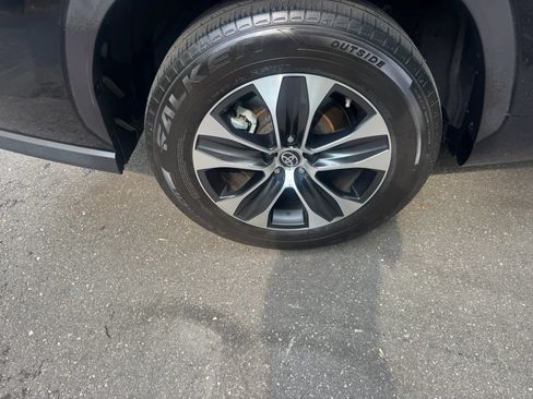 Used 2020 Toyota Highlander XLE FWD image 13