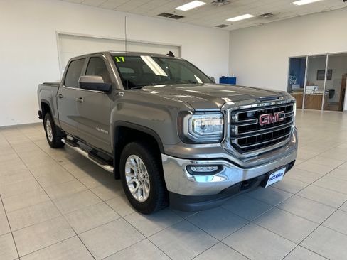 Used 2017 GMC Sierra 1500 SLE w/ SLE Value Package AWD/4WD image 4