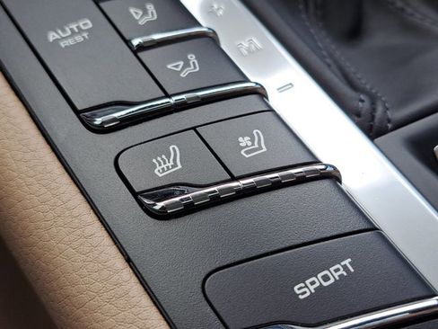 Certified 2021 Porsche Macan image 33