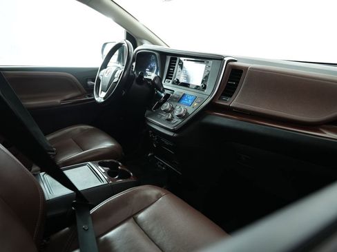 Used 2018 Toyota Sienna Limited Premium image 55