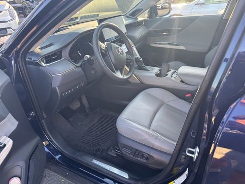 Used 2024 Toyota Venza Limited image 4