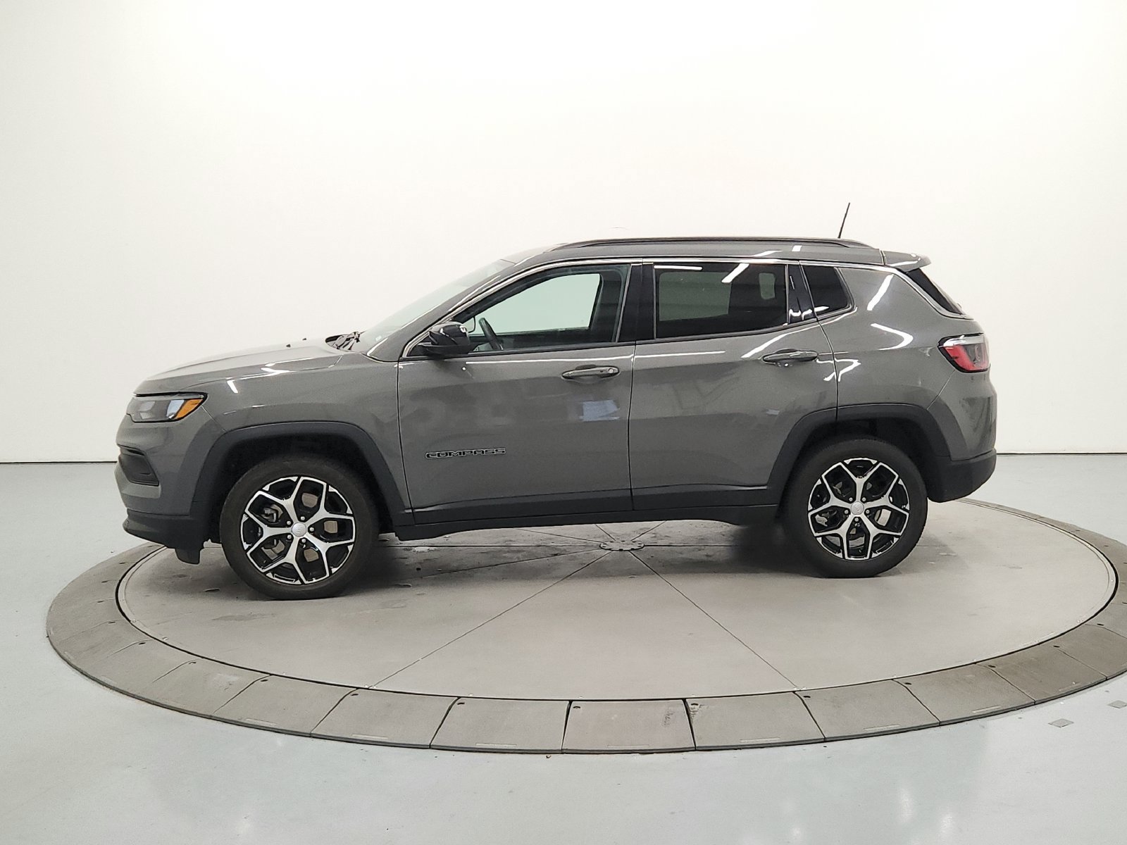 Used 2024 Jeep Compass Latitude AWD/4WD image 5