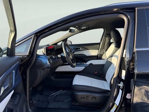 Used 2025 Chevrolet Equinox EV LT image 22