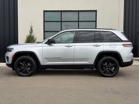 Used 2023 Jeep Grand Cherokee Altitude AWD/4WD image 2