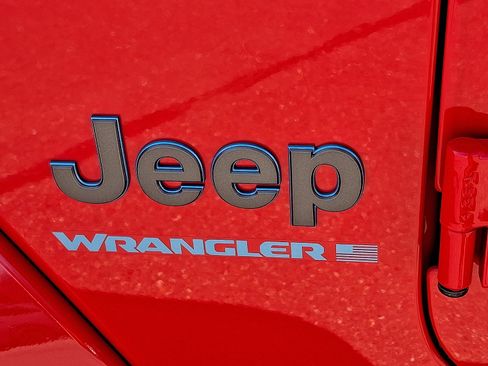 Used 2025 Jeep Wrangler Unlimited Sahara w/ Safety Group AWD/4WD image 30