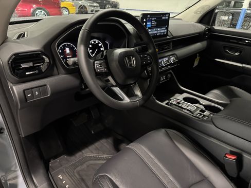 New 2025 Honda Pilot Touring image 9