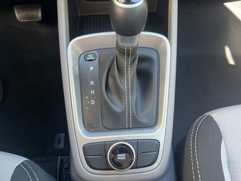 Used 2025 Hyundai Venue SEL image 25