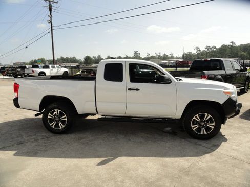 Used 2017 Toyota Tacoma SR5 RWD image 5