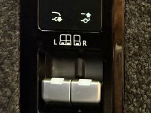 Used 2023 Land Rover Range Rover SE image 16