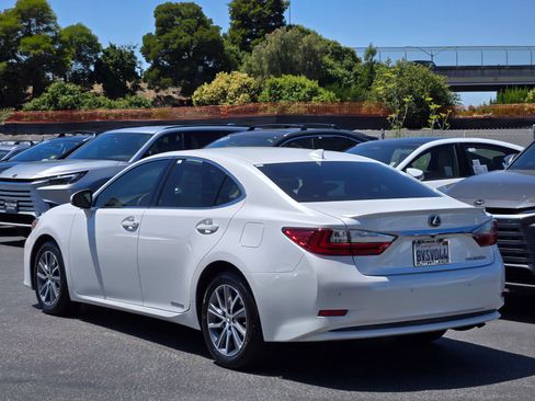 Used 2017 Lexus ES 300h w/ Navigation System Package FWD image 6